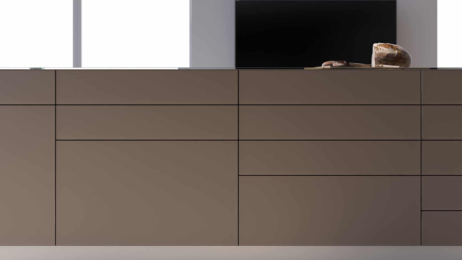 Mueble de diseño para la cocina en color marrón con un pan sobre el a modo de decoración