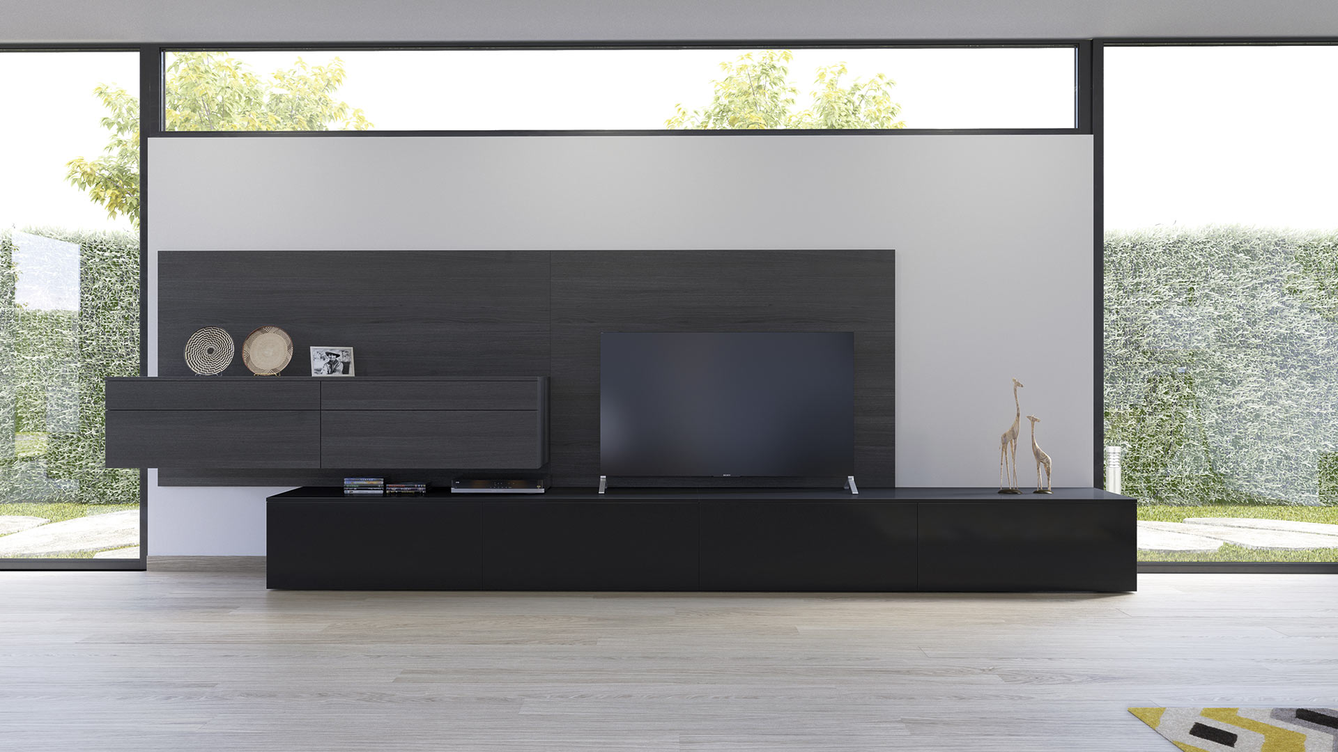Amplia sala con mobiliario en color negro y una televisión sobre una base rectangular también de color negro