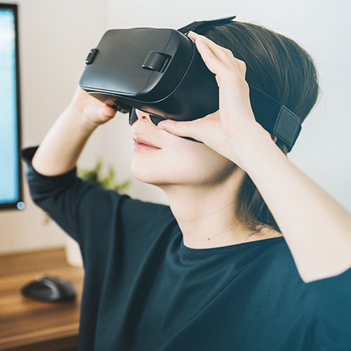 Persona interactuando con experiencia en realidad virtual