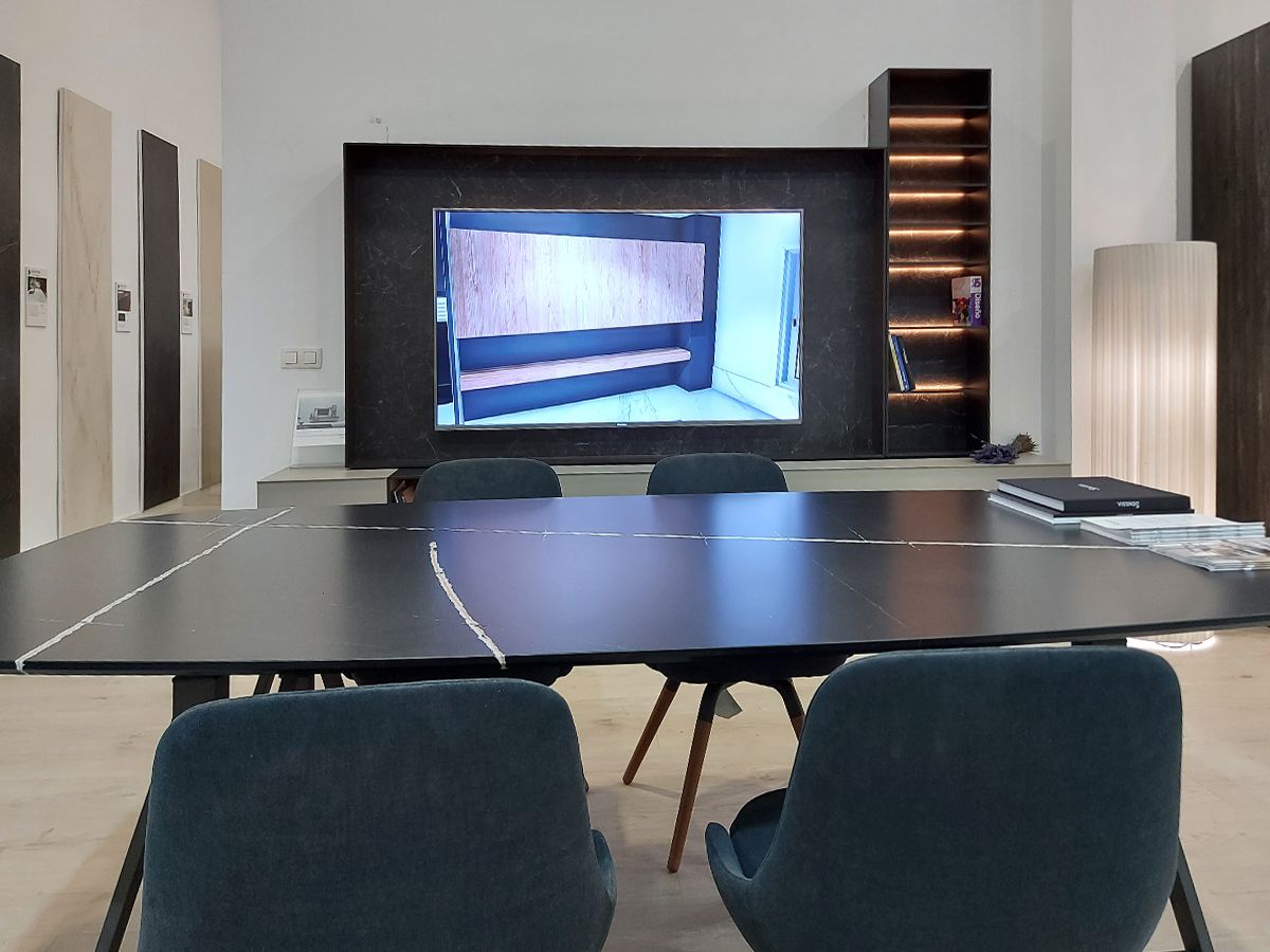 Vista frontal de mesa de comedor oscura con 4 sillas y mobiliario de TV suspendido con leds en estanterías