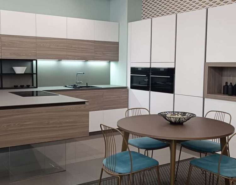 Senssia – Cocina exposicion Trabe Cociñas – Lugo Amplia cocina de exposición moderna y equipada, en colores blanco y madera, a la venta en Trabe Cociñas - Lugo